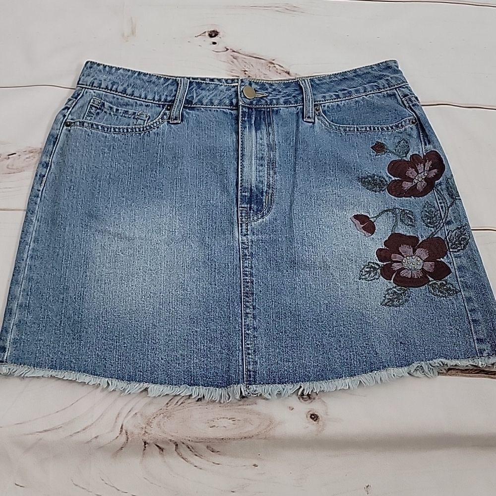 𝅺womens Size 29 Denim Floral Embroidered Jean Shirt by CoCo + Jaimeson